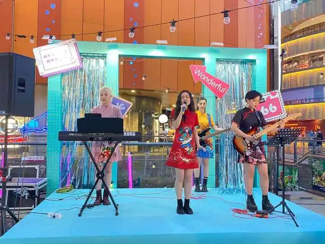 水游城门口,"秦淮夜肆"的驻唱歌手正在表演.南报融媒体记者 田诗雨摄