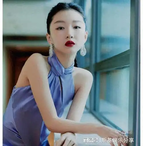 震惊周冬雨家中未拉窗帘与男友玩拔萝卜游戏