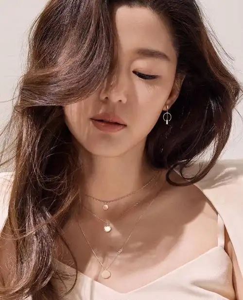 全智贤拍写真换新发型,波浪大卷发优雅又迷人,被好气质折服!