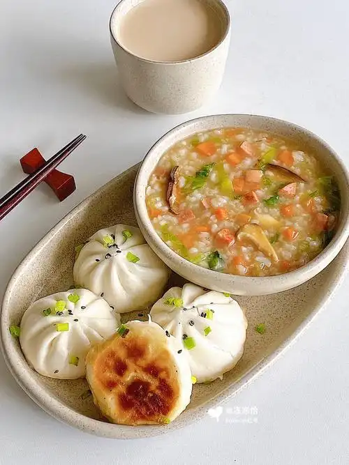 中式早餐02软糯咸香的青菜火腿粥03生煎包