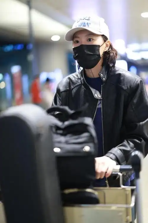 3月28日,王菲女儿窦靖童现身香港尖沙咀,出席一场慈善活动.