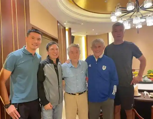 80岁米卢和金志扬江津邵佳一杨晨合影01十强赛是国足巅峰