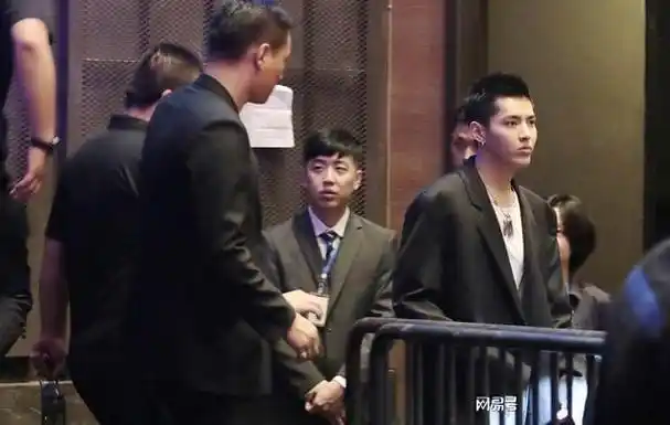 吴亦凡在燕城监狱照片曝光, 被传在狱中精神失常, 但可信度不高!