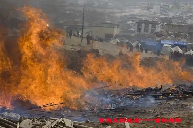 玉树地震首批近千名遇难者集体火葬