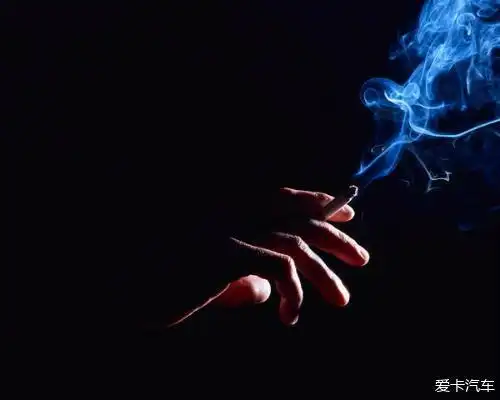 女人都说男人点烟的那一刻最帅