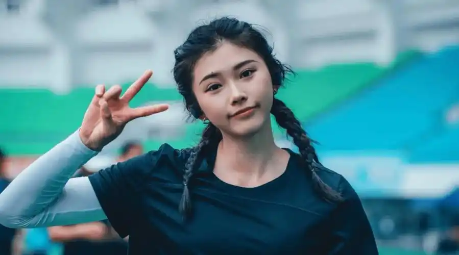 就在最近就有一个九岁的中非混血女孩引起了大家的关注,她是因为在校