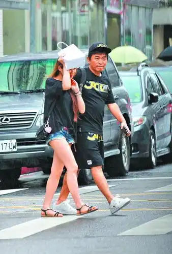 57岁吴宗宪,罕晒全家福,他与张葳葳孕有一儿三女,都是高颜值