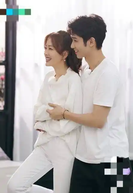 个人的生活也和导演陆川有过一段恋情秦岚出道到现在曾经和黄晓明传出