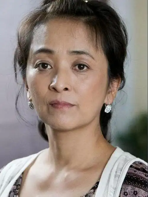 李勤勤近照曝光,灰头土脸戴千元围巾像流浪汉,吃饭还让人伺候