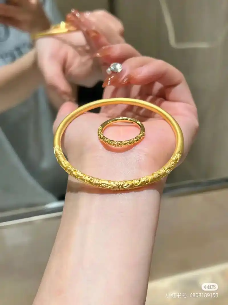 周六福古法黄金卷草纹手镯 寓意长长久久,繁茂昌盛…#古法金手 - 抖音