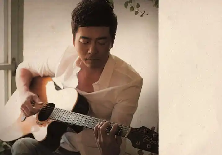 秦勇秦勇凤凰网音乐讯 近日,原黑豹乐队主唱秦勇的最新专辑《一起长大