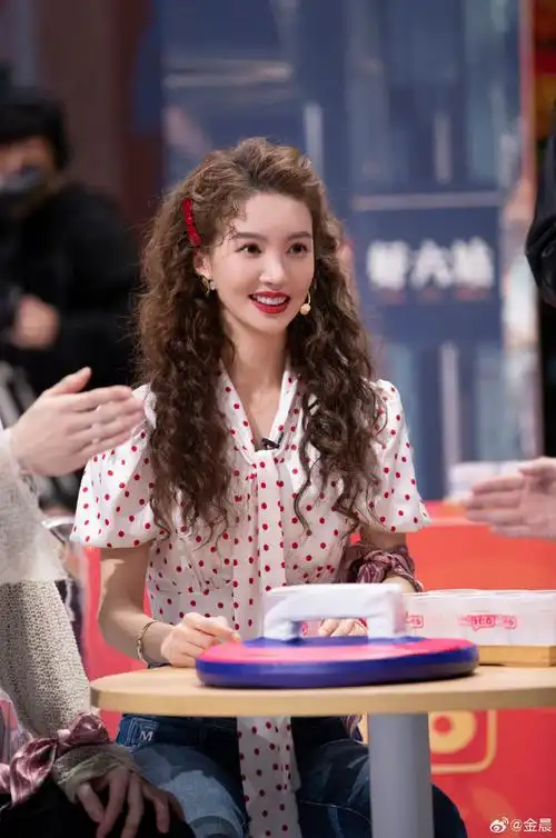 金晨红色蝴蝶结发卡##金晨卷发##金晨卷发红唇妆