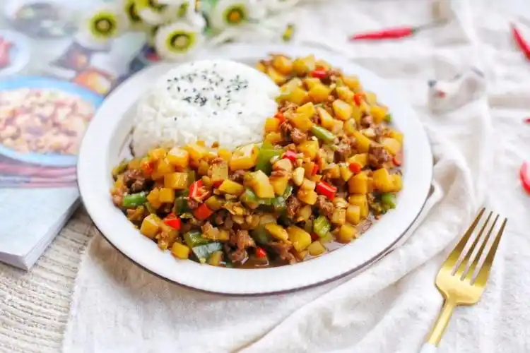 家常土豆肉末盖饭,自己做一点也不难,解馋又下饭,太好吃了_腾讯新闻