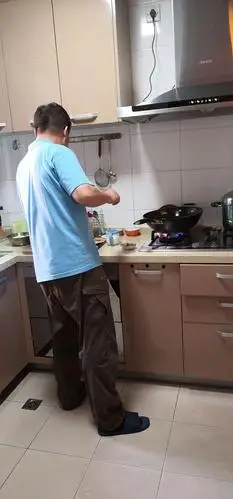 亲爱的,你在厨房做饭的背影很帅知道吗?