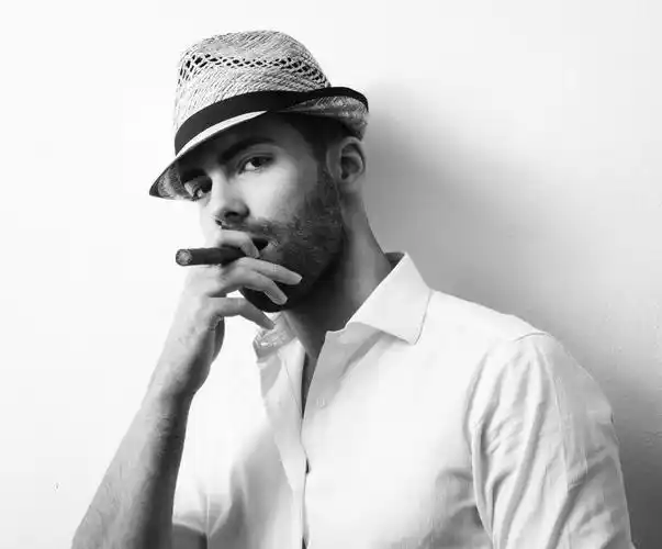 嘴里叼着雪茄的男人