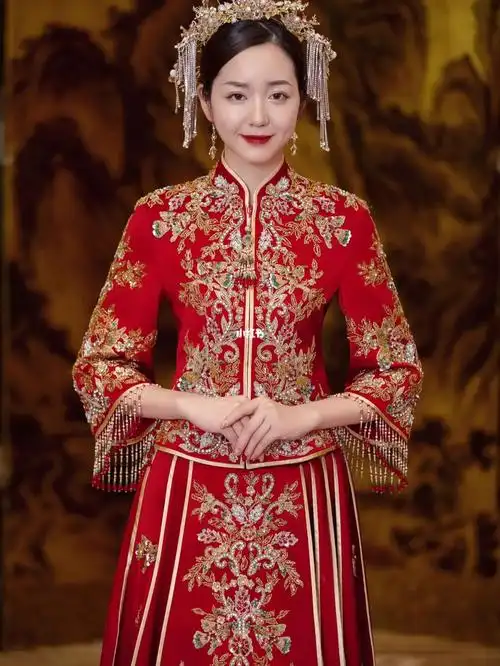 经典正红中式婚服90喜庆不乏时尚感秀禾服_婚纱