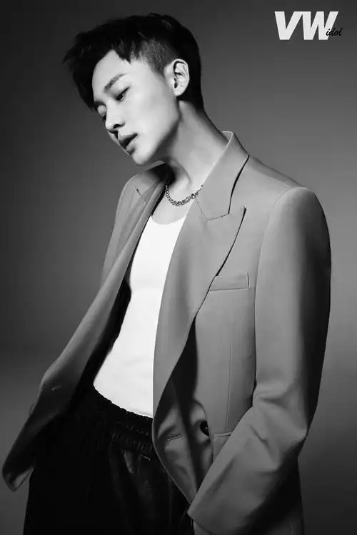 刘怡潼时尚大片曝光复古造型尽显少年新风尚