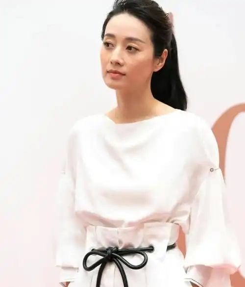 马伊琍的黑白穿搭,散发优雅气质又不失甜美感|发型|减龄|着装|身材