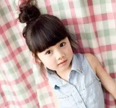 style1:嘟嘟的小脸,一款齐刘海的高扎发丸子头非常的呆萌呢,整洁的