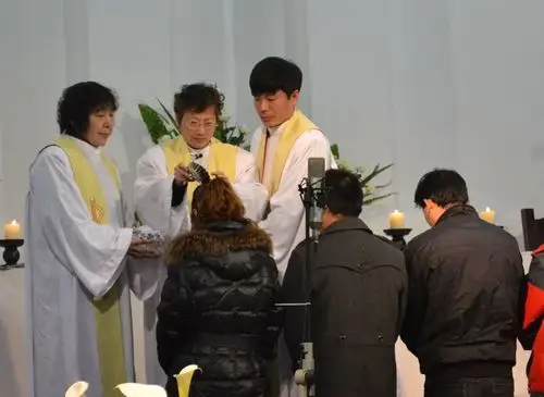 敬拜≠赞美 讲道 而是整个聚会过程