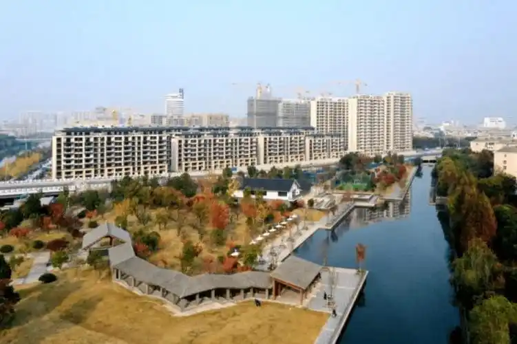 凤凰曦城体育公园位于周山河北侧,泰州大道至海陵路段,面积约10万平方