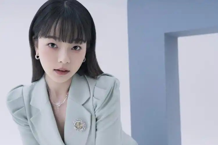 李雨蔓夏日时尚大片曝光清新典雅独具一格