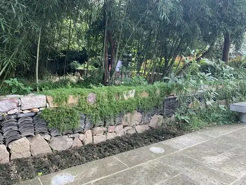 景墙的材质搭配丰富,切合乡村古朴的气息,还有一些植