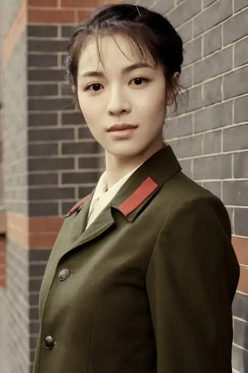 《芳华》女主角钟楚曦军装帅气亮相上影节红毯