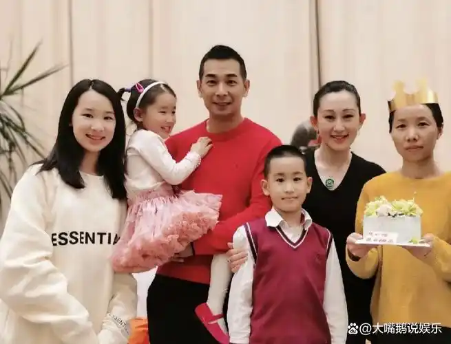 回顾贤惠的张丹露放弃事业生三个孩子赵文卓怎么被吸引的