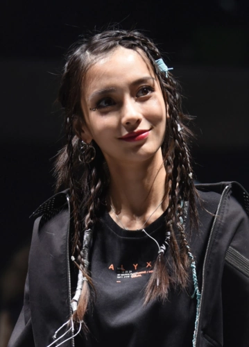 angelababy变身嘻哈女孩演绎帅气风鞋子太抢镜了