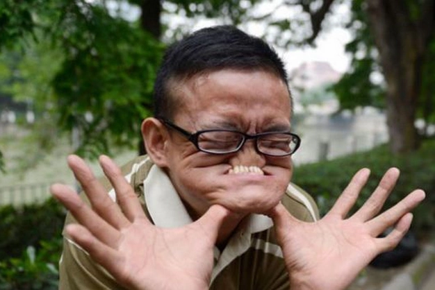 国内一男子扮丑破吉尼斯纪录 能一秒变成最丑的人