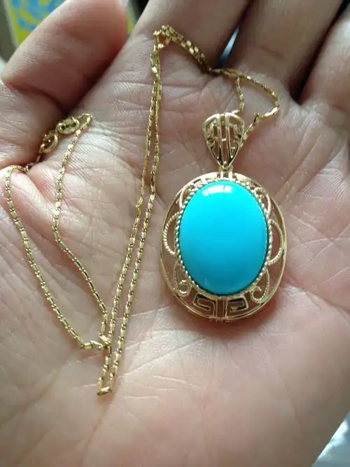 出一个顶级天然睡美人绿松石吊坠,换钱过年