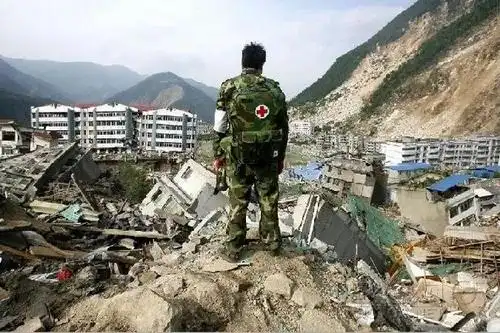 2008年5月13日,四川绵阳北川县,武警战士奔向房屋坍塌现场,抢救被