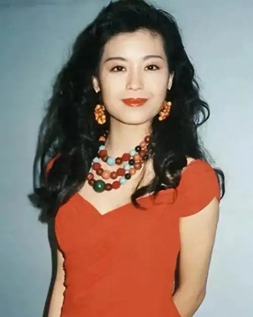 伍咏薇年轻时的美图