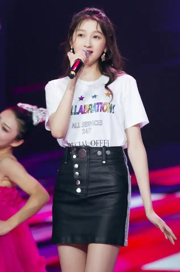 21岁关晓彤穿皮裙,还镶了10个"化妆镜",秀出美腿真绝了!