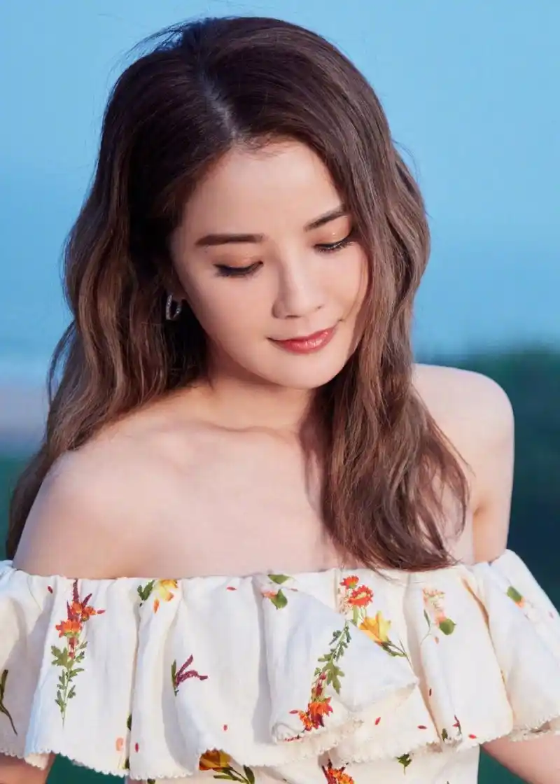 蔡卓妍# 一袭碎花抹胸裙,肤白貌美的脸蛋儿,丰满傲人的事业线,前凸后