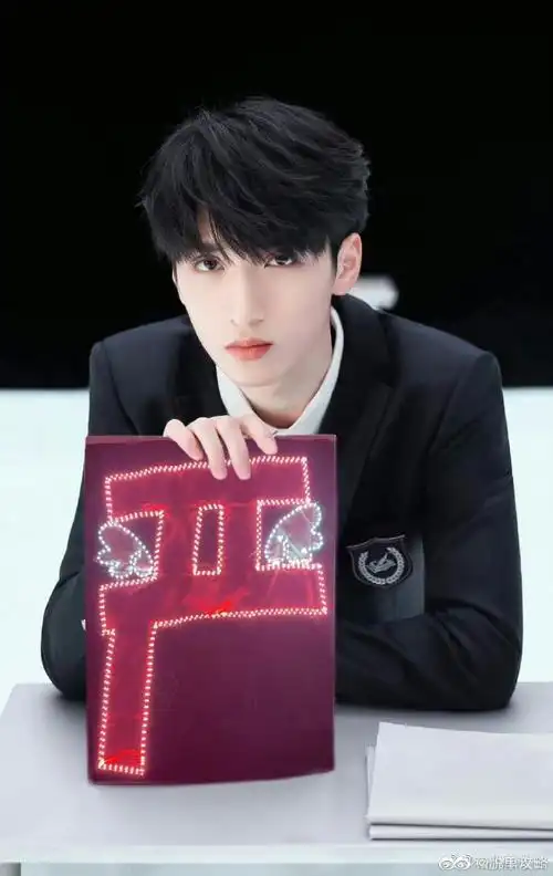 严浩翔撑伞镜头