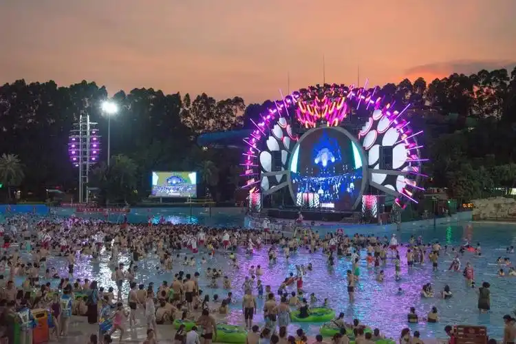 一把大型水上蹦迪现场无论是水中的朋友还是岸上的朋友都跟着音乐节奏