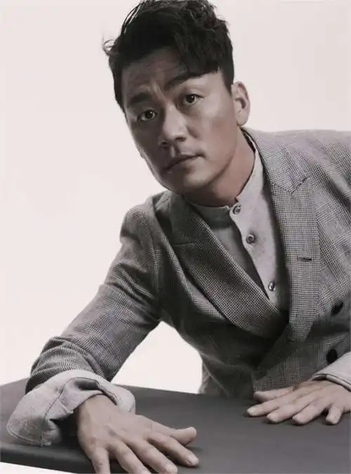 王宝强憨傻台前三跪非常人能为冯小刚点评出其成功原因