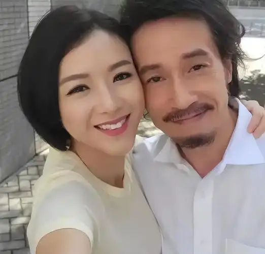 tvb模范夫妻四年抱三不抗拒第四胎结婚10年依旧恩爱如初
