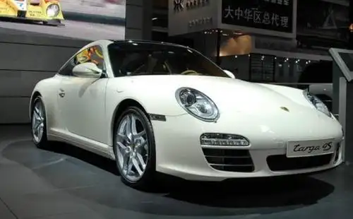 上图中的这辆价直150多万的豪车保时捷911也是杨惠妍的座驾
