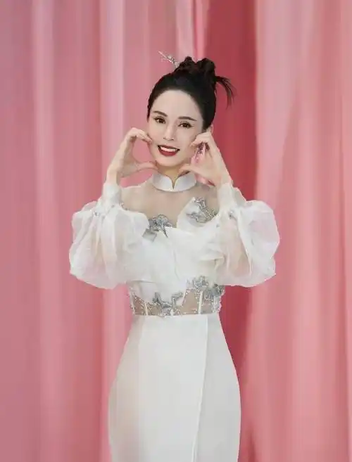 57岁李若彤罕晒素颜健身照,双颊略松弛皱纹不明显,状态超年轻_生活