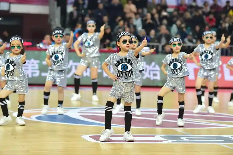 cba山西汾酒vs广厦:小朋友激情热舞萌翻全场