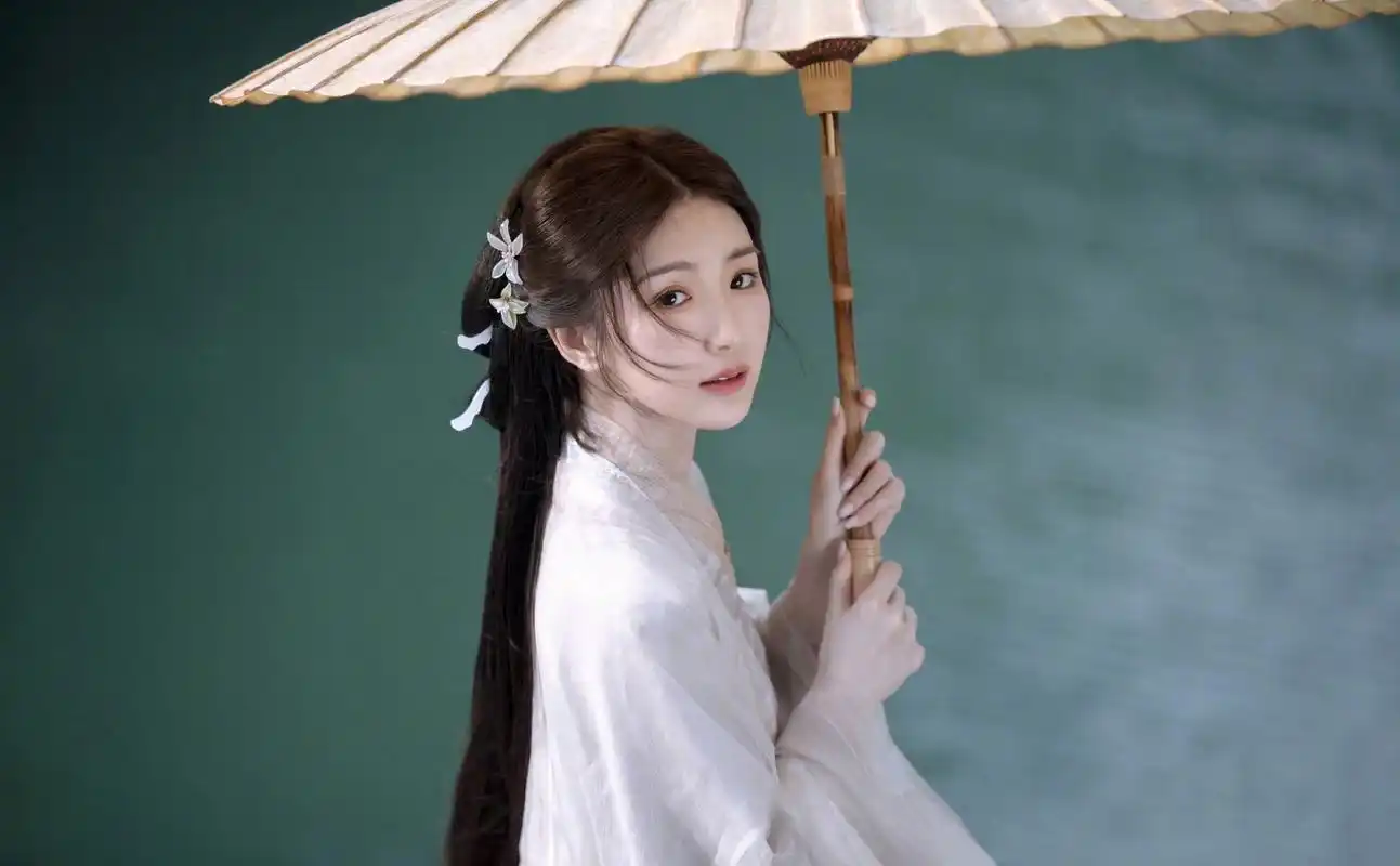 毛晓彤穿古装,再打古伞,特别有穿越感.好美好美.