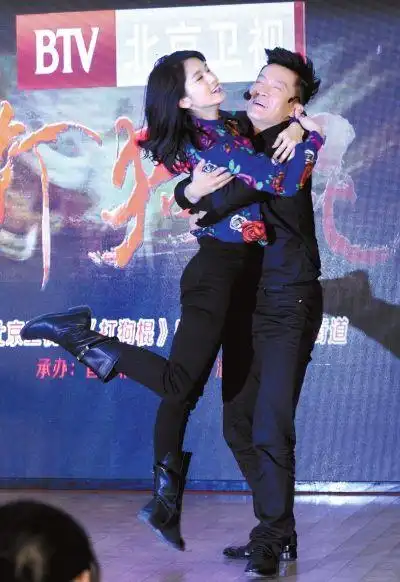 《打狗棍》进社区 杨志刚肖茵切磋舞艺_央广网