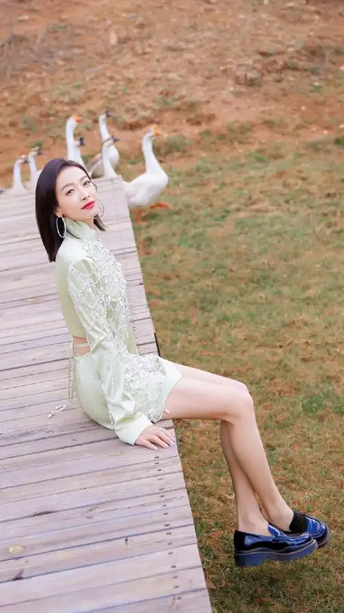 宋茜珍珠黄裙造型##宋茜的社交技能是队长力