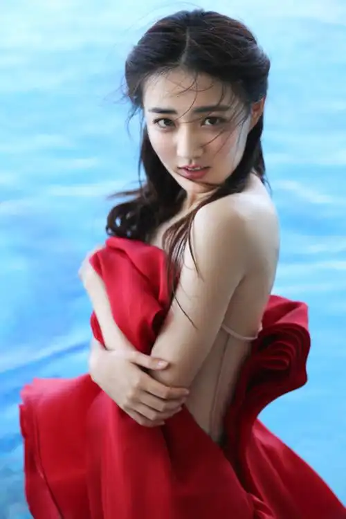 徐璐穿红裙大片曝光 眼神深邃性感迷人