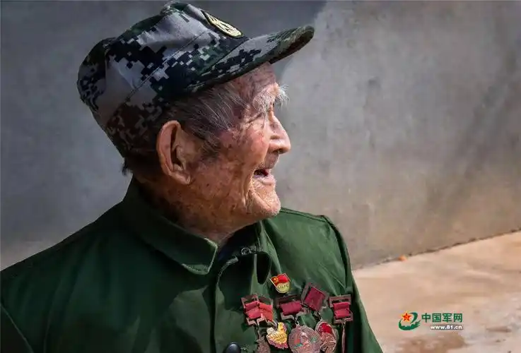 寻访英雄丨百岁老兵陈训杨:入党的时候举起了手 就不能轻易放下 - 中