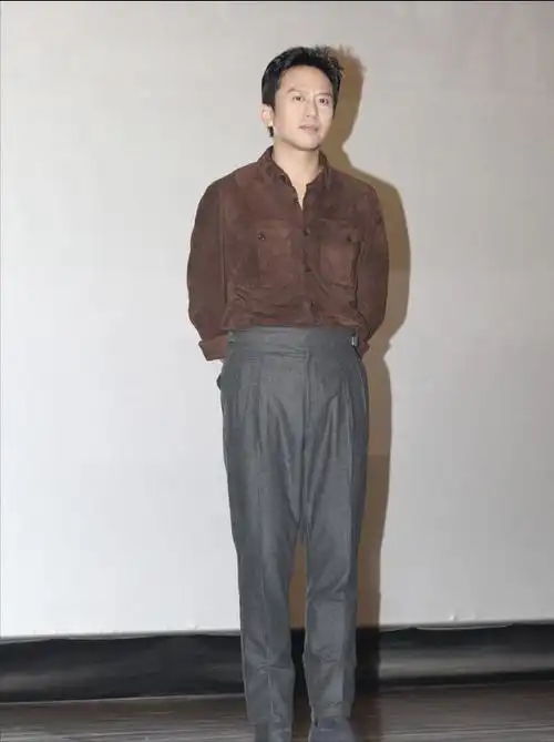 能力者邓超还是魅力不减衬衫配西装裤身材还是那么好