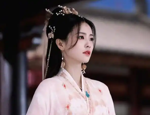 白鹿的演艺之路:从无名小卒到古装剧女神的蜕变,堪称逆袭典范!